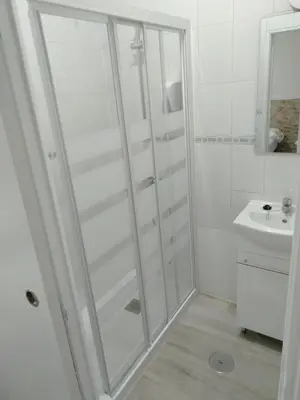 Un baño de HOSTAL Noche y Dia
