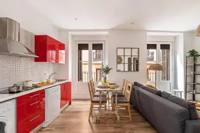 Una cocina o zona de cocina en Queen's Plaza Mayor Madrid - Alquiler Corta Duración