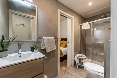 Un baño de Queen's Plaza Mayor Madrid - Alquiler Corta Duración