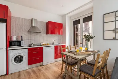 Una cocina o zona de cocina en Queen's Plaza Mayor Madrid - Alquiler Corta Duración