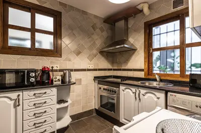 Una cocina o zona de cocina en Waou Puerta del Sol III - Alquiler Corta Duración