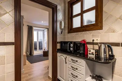 Una cocina o zona de cocina en Waou Puerta del Sol III - Alquiler Corta Duración