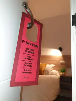 Cama o camas de una habitación en Norte Oviedo Rooms Madrid