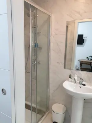 Un baño de Norte Oviedo Rooms Madrid