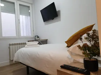 Una televisión o centro de entretenimiento en Norte Oviedo Rooms Madrid