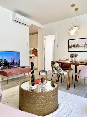 Una televisión o centro de entretenimiento en Waou LA CIBELES es MIA - Corta Duración