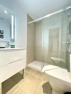 Un baño de Waou PUERTA DE ALCALA es MIA - Corta Duración