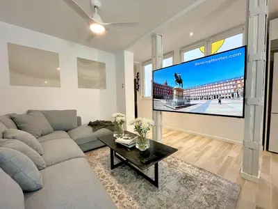 Una televisión o centro de entretenimiento en Waou PUERTA DE ALCALA es MIA - Corta Duración