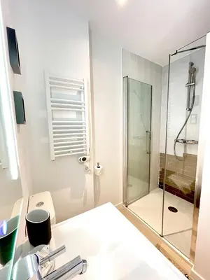 Un baño de Waou PUERTA DE ALCALA es MIA - Corta Duración
