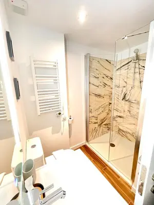 Un baño de Waou OPERA es MIA - Corta Duración