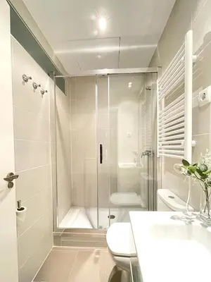 Un baño de Waou JARDIN BOTANICO es MIA - Corta Duración