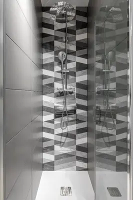 Un baño de EMBA ROOM