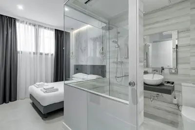 Un baño de EMBA ROOM