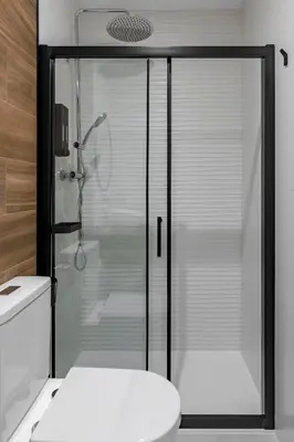 Un baño de EMBA ROOM