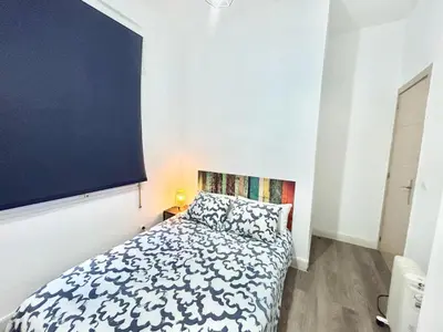 Cama o camas de una habitación en Madrid Rio Antonio Lopez A