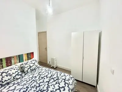 Cama o camas de una habitación en Madrid Rio Antonio Lopez A