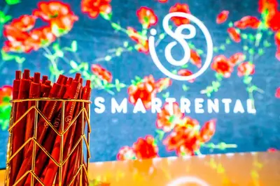 Certificado, premio, señal o documento que está expuesto en SmartRental Collection Gran Vía Capital