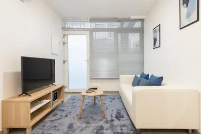 Una televisión o centro de entretenimiento en Dobo Madrid ANR1