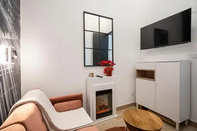 Una televisión o centro de entretenimiento en For You Rentals New Duplex Apartment TEMPORAL Chamberí-Arapiles BDG460