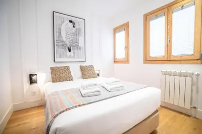 Cama o camas de una habitación en Smartr Madrid Gran Via Apartments