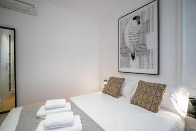 Cama o camas de una habitación en Smartr Madrid Gran Via Apartments