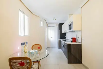 Una cocina o zona de cocina en Cuidadosamente decorado apartamento junto al metro