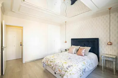 Cama o camas de una habitación en Cuidadosamente decorado apartamento junto al metro