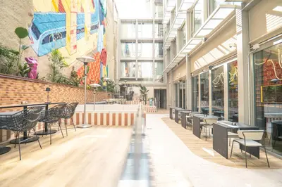 Un restaurante o sitio para comer en Akeah Hotel Gran Vía