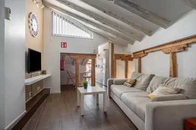 Una televisión o centro de entretenimiento en Cozy 1Bedroom apartment next to Plaza Mayor