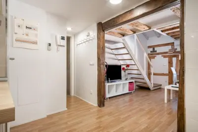 Una televisión o centro de entretenimiento en Central apt with 2 single bedrooms - Plaza Mayor