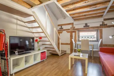 Una televisión o centro de entretenimiento en Central apt with 2 single bedrooms - Plaza Mayor