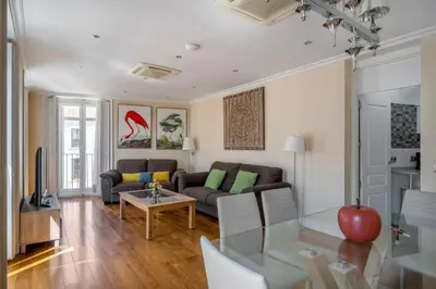Zona de estar de Bright with 7 balconies- 3 BDR 2BTH -Plaza Mayor