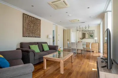 Zona de estar de Bright with 7 balconies- 3 BDR 2BTH -Plaza Mayor