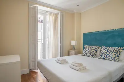 Cama o camas de una habitación en Bright with 7 balconies- 3 BDR 2BTH -Plaza Mayor