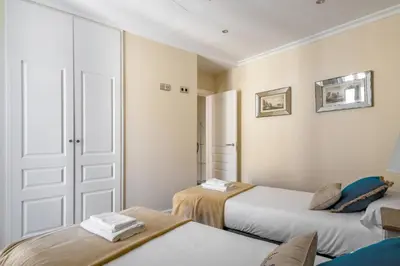 Cama o camas de una habitación en Bright with 7 balconies- 3 BDR 2BTH -Plaza Mayor
