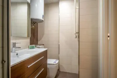 Un baño de Bright with 7 balconies- 3 BDR 2BTH -Plaza Mayor
