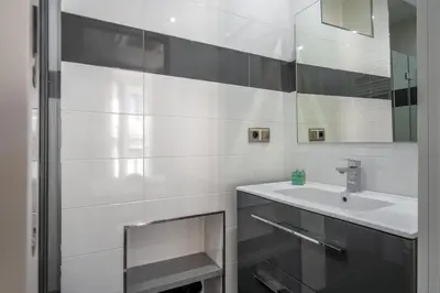 Un baño de Bright with 7 balconies- 3 BDR 2BTH -Plaza Mayor