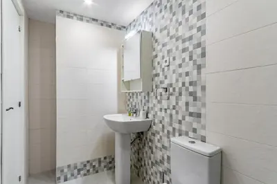 Un baño de Modern Refurbished-1Bed 1.5Baths-DeliciasAtocha