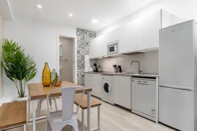 Una cocina o zona de cocina en Modern Refurbished-1Bed 1.5Baths-DeliciasAtocha