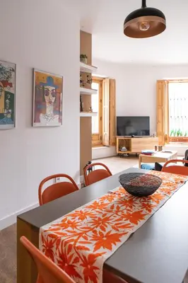Una televisión o centro de entretenimiento en Luxury Apartment near Royal Palace