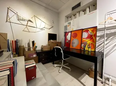 Una televisión o centro de entretenimiento en Cosy artist studio in Barrio de Salamanca