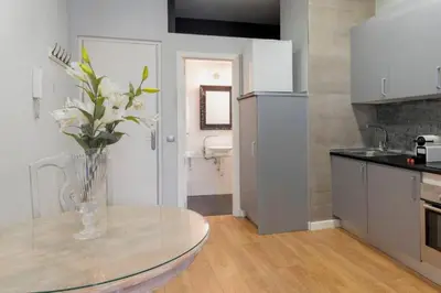 Una cocina o zona de cocina en Cozy Modern with balconies - Sol - Gran Vía