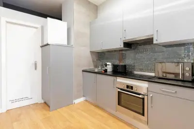 Una cocina o zona de cocina en Cozy Modern with balconies - Sol - Gran Vía