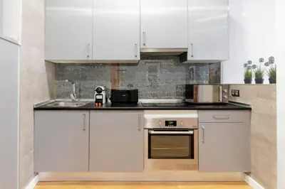 Una cocina o zona de cocina en Cozy Modern with balconies - Sol - Gran Vía