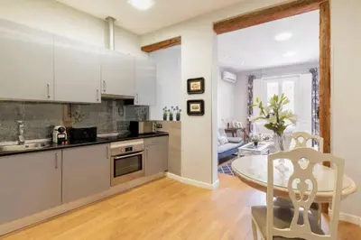 Una cocina o zona de cocina en Cozy Modern with balconies - Sol - Gran Vía