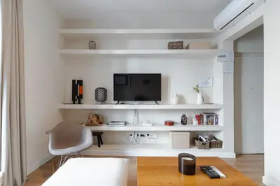 Una televisión o centro de entretenimiento en Centric- 2Bd 1Bth furnished - Chueca