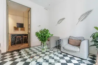 Una televisión o centro de entretenimiento en Stylish centric- 2Bd 2Bth -city center