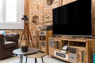 Una televisión o centro de entretenimiento en Royal Palace II