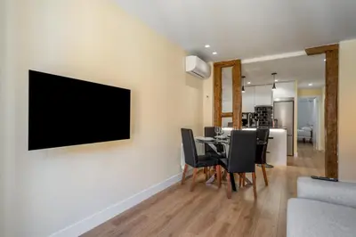 Una televisión o centro de entretenimiento en Central and bright - 2Bedrooms 2Bathrooms-Malasaña