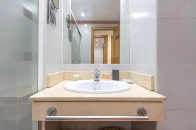 Un baño de Cozy Apartment- 2BD 2BT- Malasaña